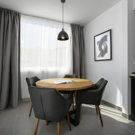 Real - 1 Bedroom Apartment *